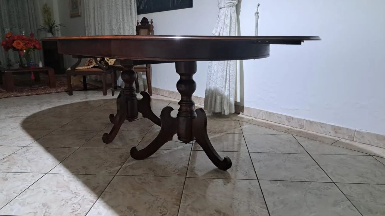 Mesa de jantar de madeira Maciça com 8 cadeiras - Foto 5