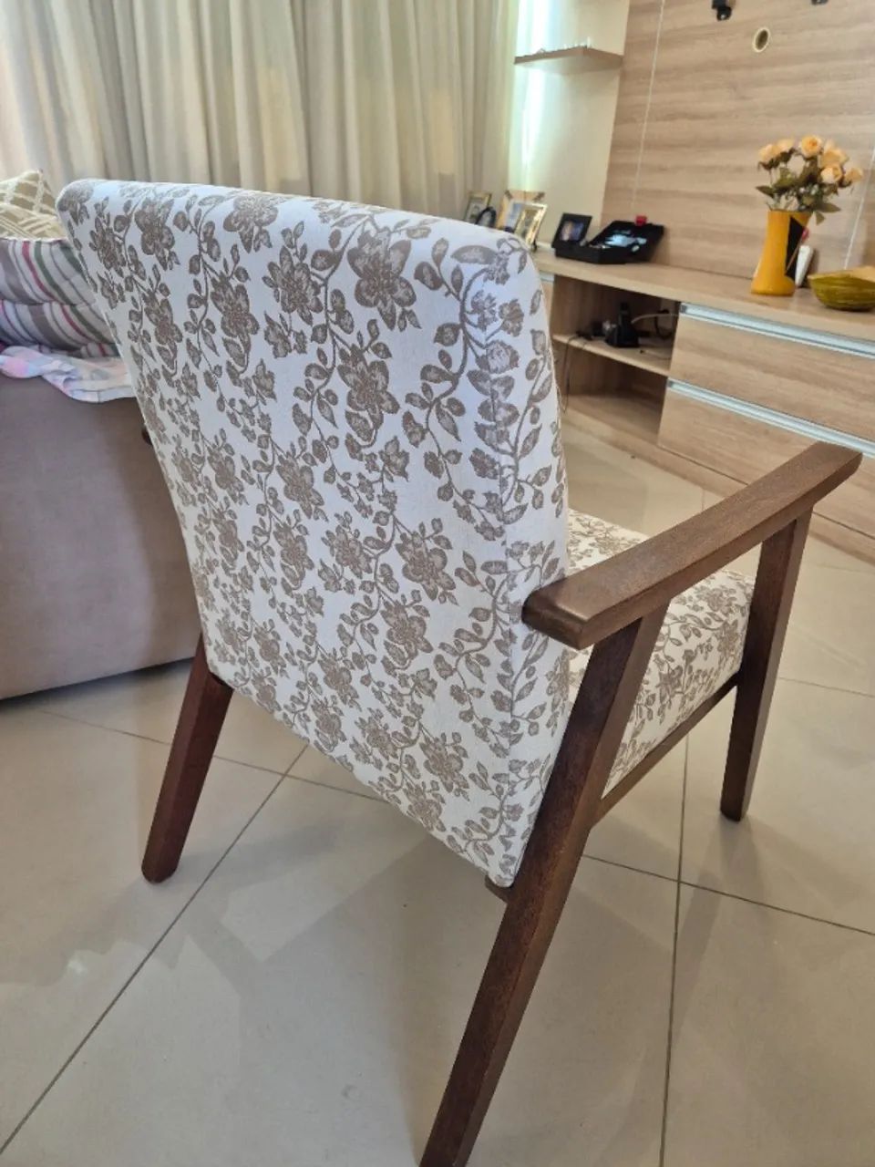Poltrona Copacabana Capuccino marca Fiori Móveis em excelente estado - Foto 2