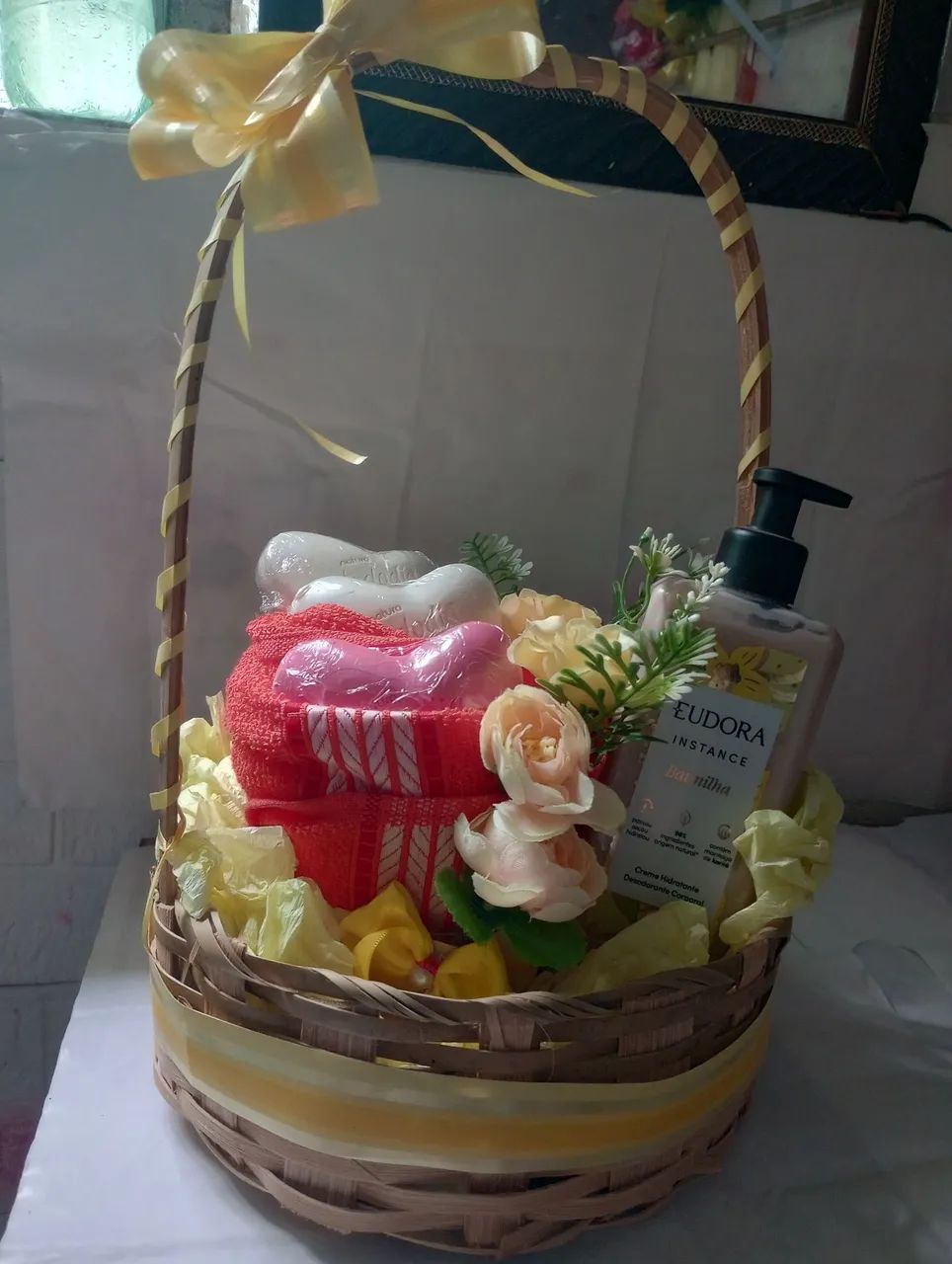 Cesta com toalha 100%algodao + sabonetes natura todo dia+ creme baunilha Eudora  - Foto 3