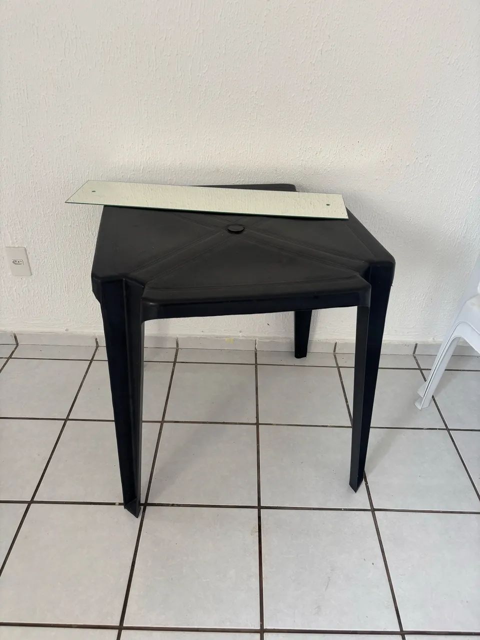 Mesa com duas cadeiras 