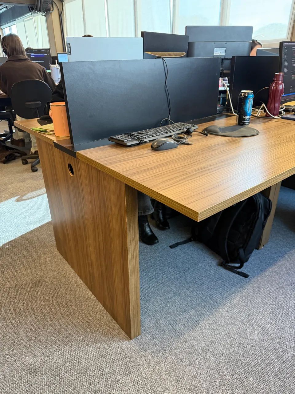 Mesa de Escritório Dupla Modular com Tomadas e Divisória - Foto 3