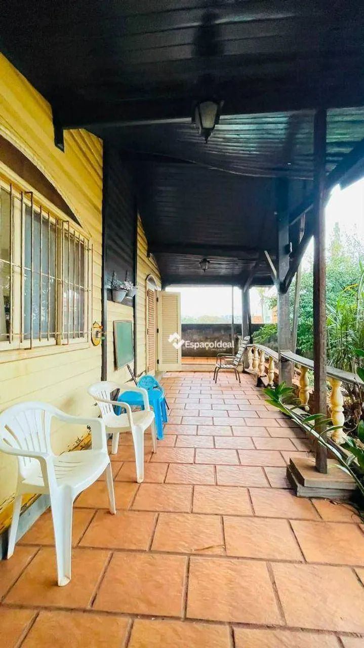 Casa de Madeira Nobre no Centro | 4 Dormitórios e 2 Suítes - Foto 4