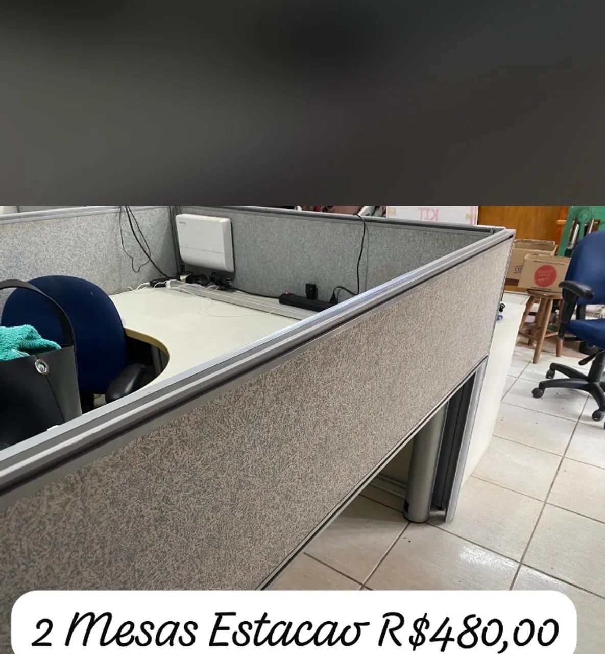 4 mesas que formam uma estação de trabalho