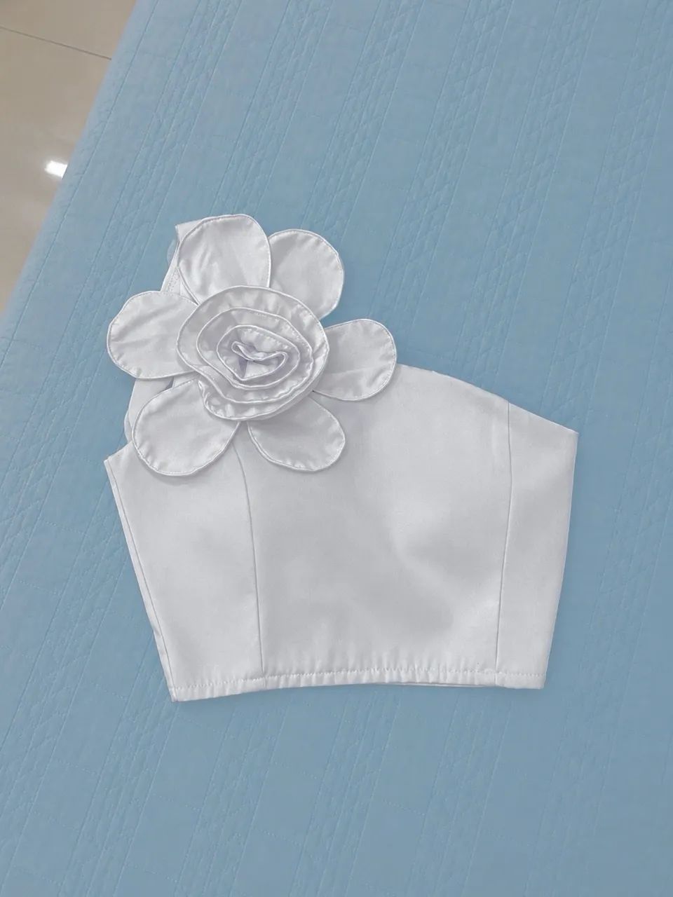Cropped Branco com Flor 3D - Detalhe Sofisticado