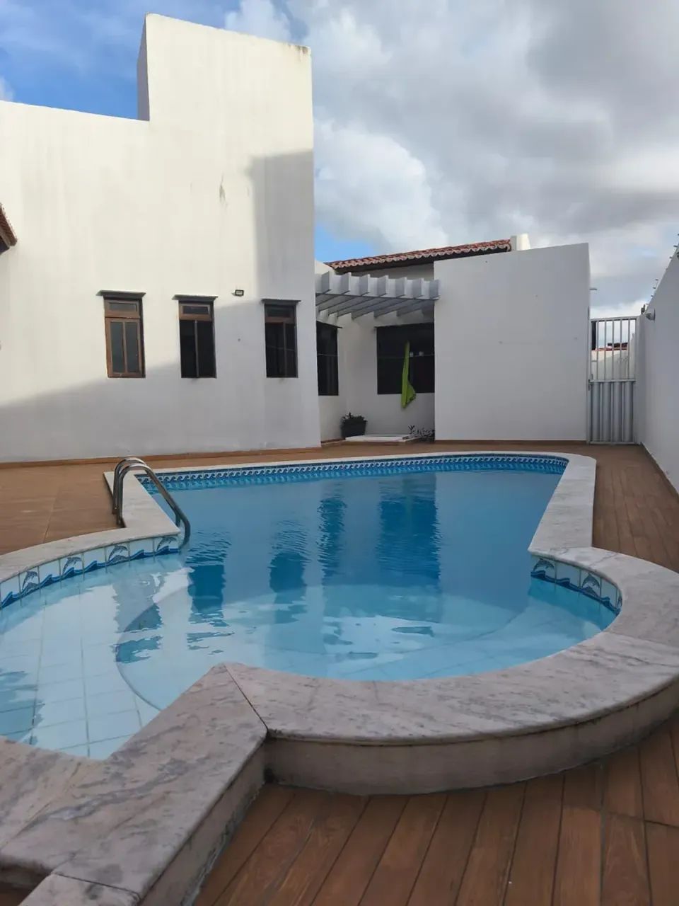 JB CASA EM CAPIM MACIO COM 3 QUARTOS SENDO 3 SUÍTES MEDINDO 330m²..