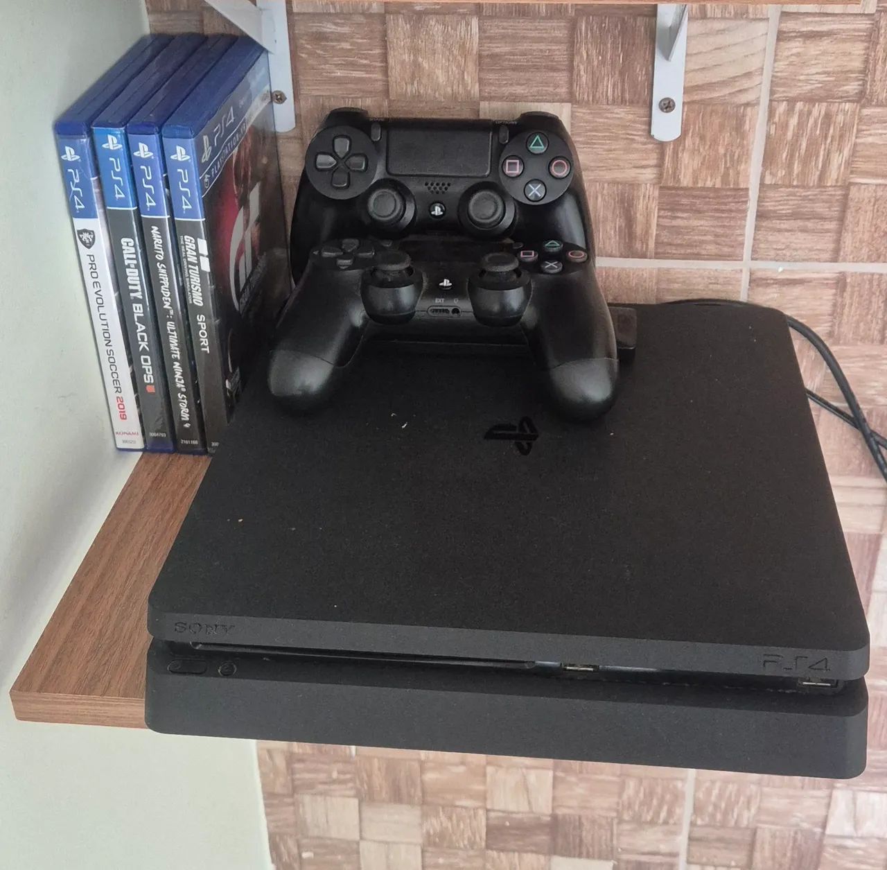 PS4 slim Impecável + 2 controles - Foto 2
