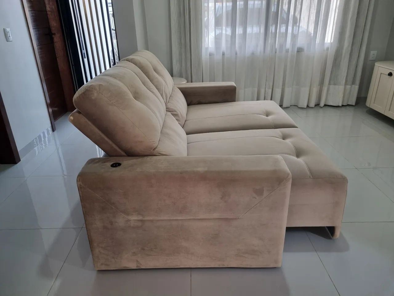 Sofá Retrátil e Reclinável Seminovo com Entrada USB - Foto 4