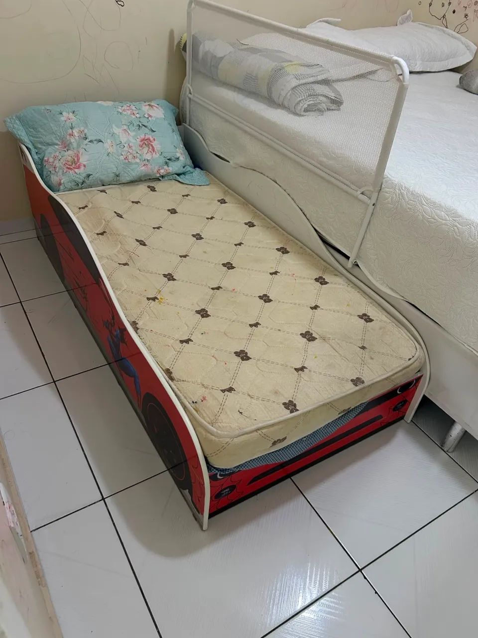 Cama infantil com dois colchões 