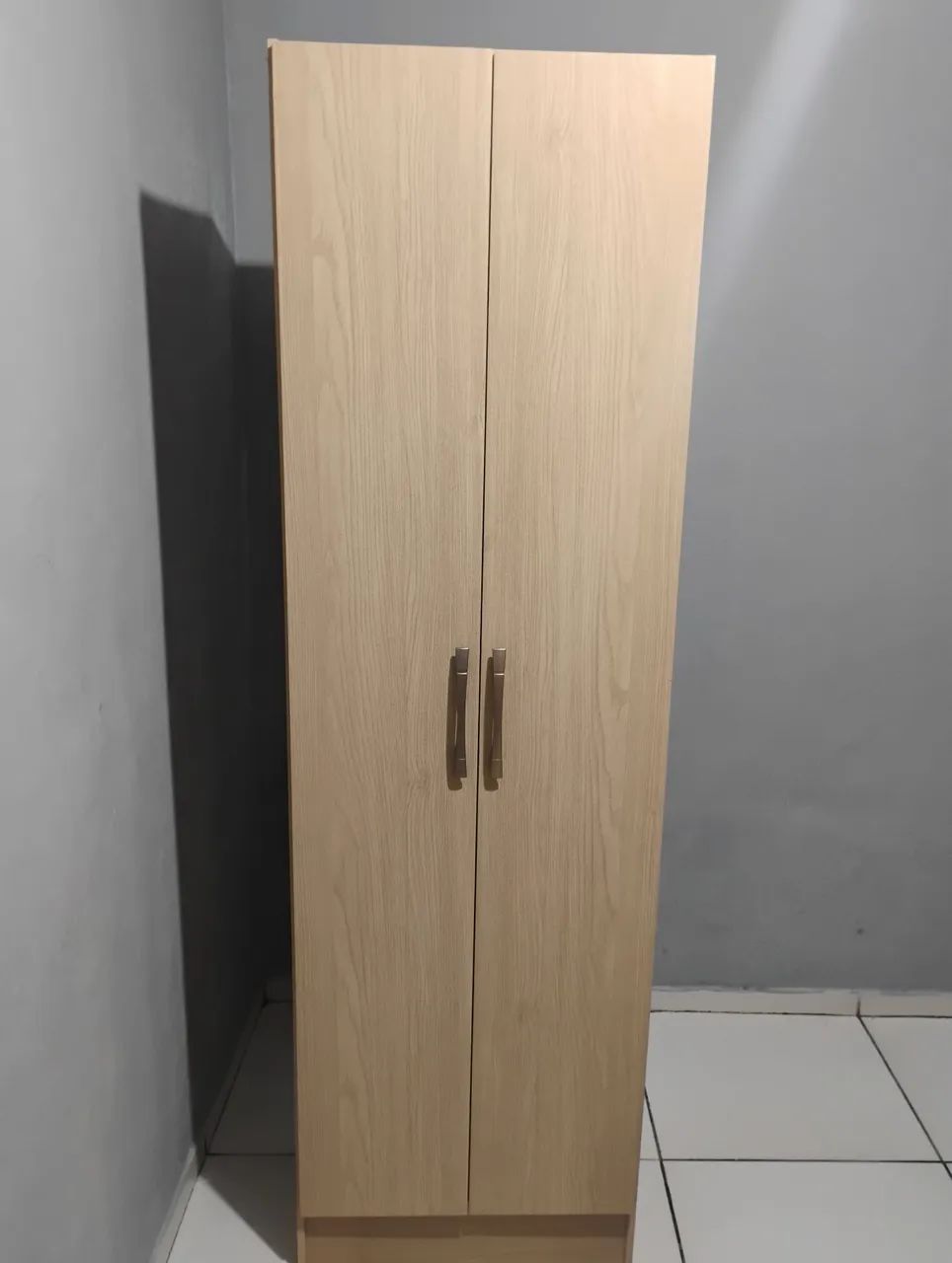 Guarda roupa multiuso semi novo 