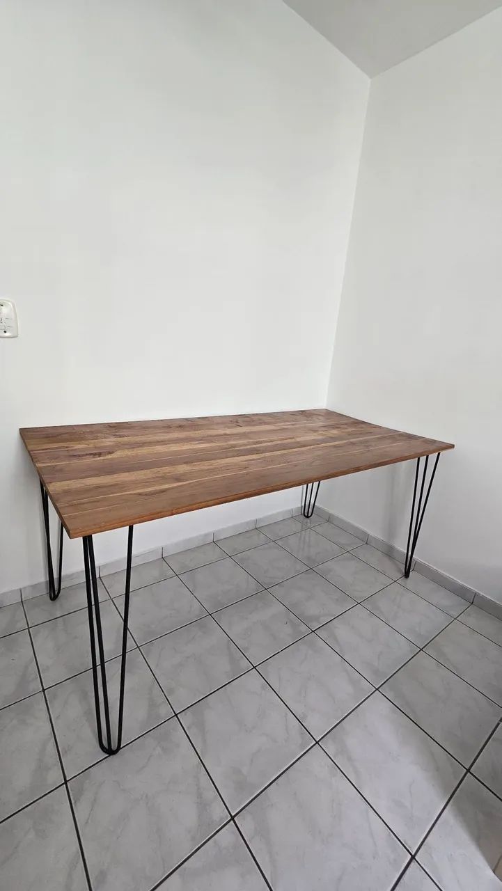Mesa de madeira e apoio de ferro