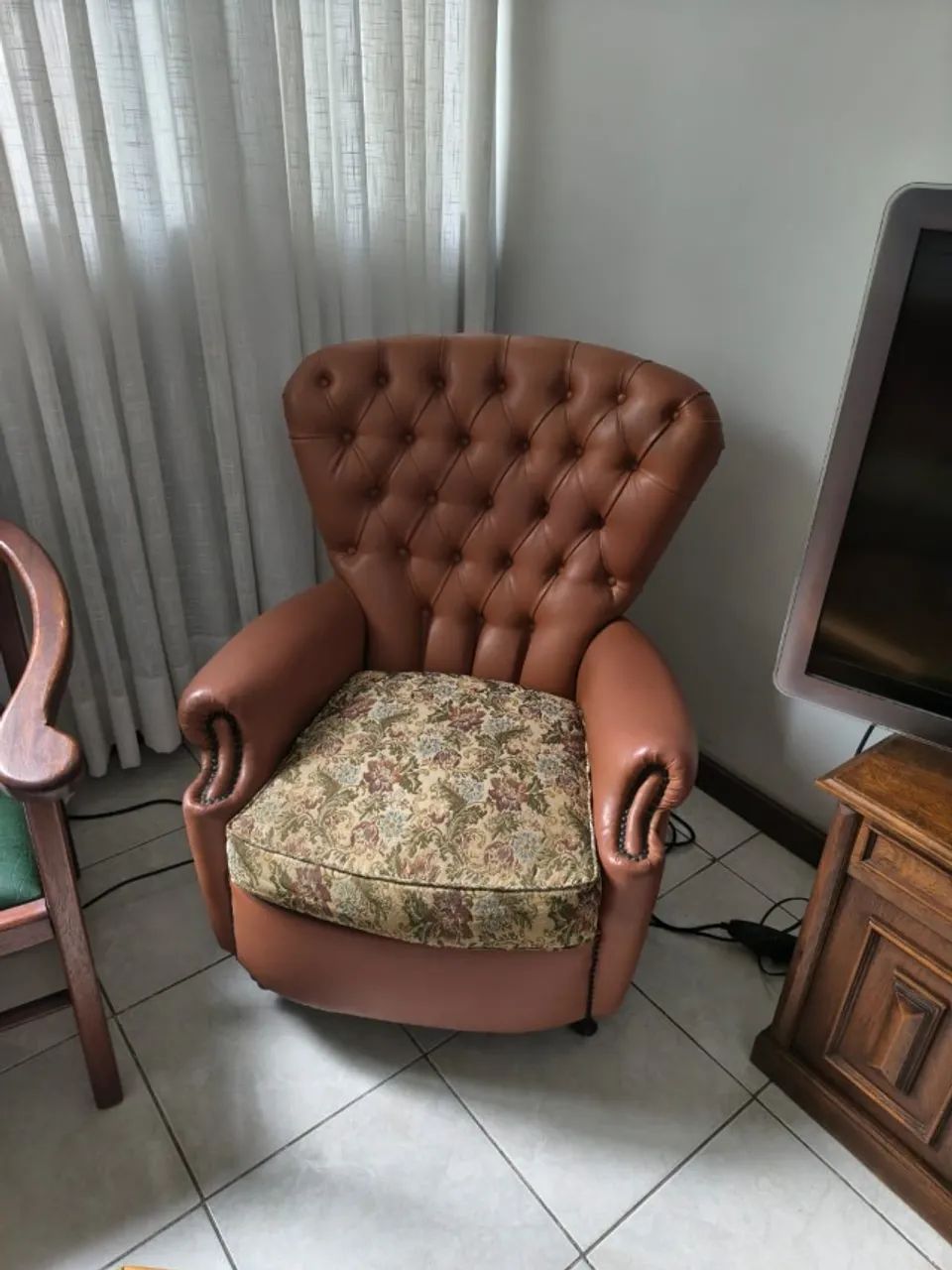 SOFA + POLTRONAS LUIZ XV CAPITONET EM BOM ESTADO