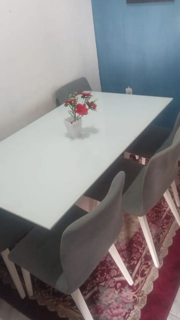 Vende-se mesa de jantar com cinco cadeiras nova