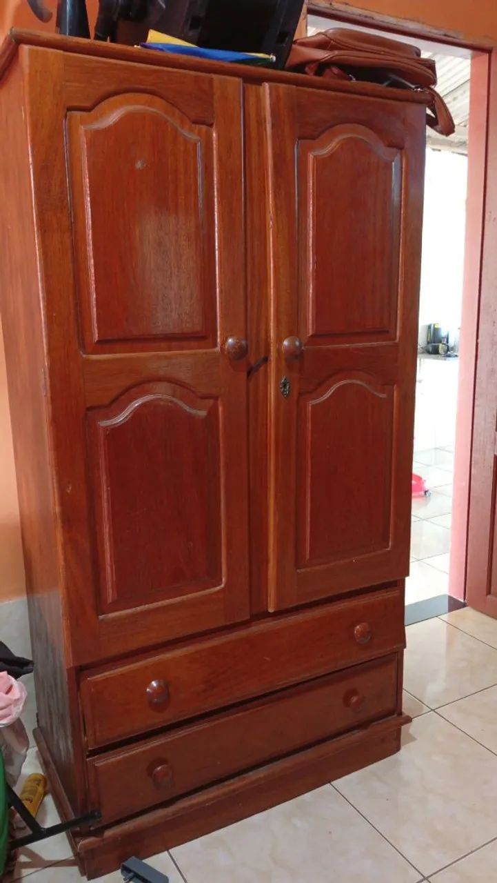 Guarda roupa de madeira 