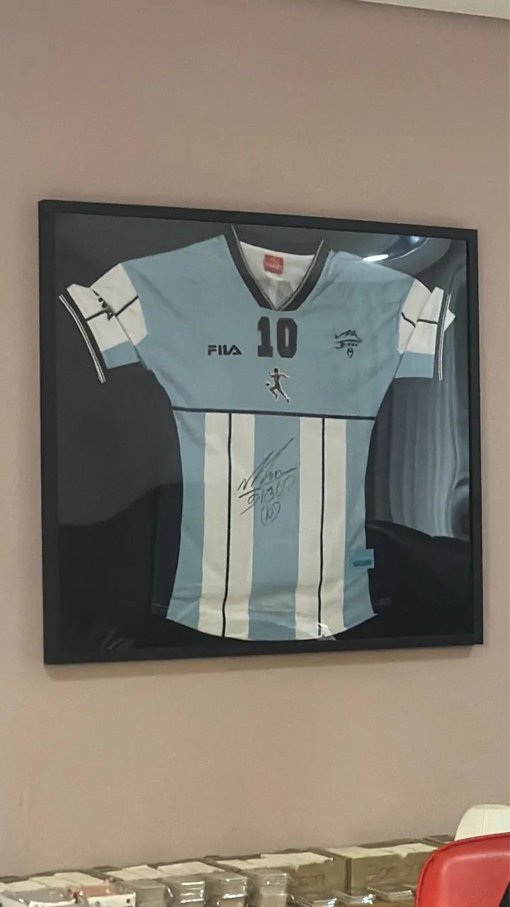Camisa autografada do Maradona com certificado ICONS de autenticidade  - Foto 2