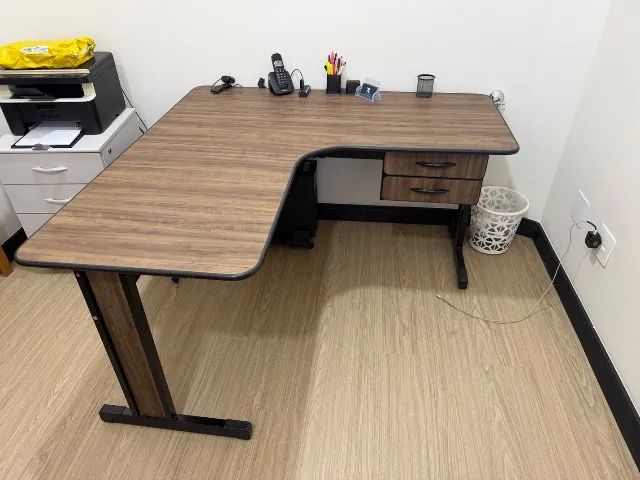Mesa de escritório com gaveteiro