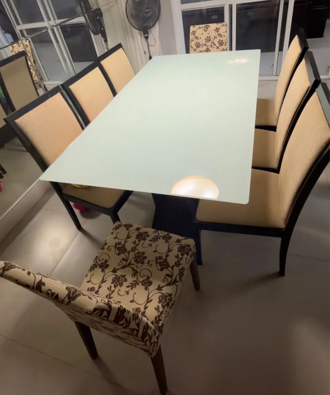 Mesa de jantar com 8 cadeiras 