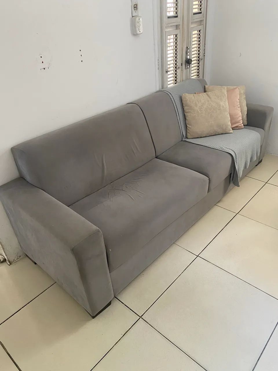 SOFÁ 3 LUGARES CINZA - SEMI NOVO - OPORTUNIDADE! - Foto 4