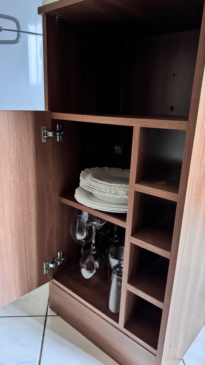 Vendo bancada América na cor amadeirado com duas cadeiras  - Foto 4