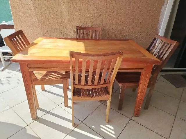 Mesa de Madeira com 4 cadeiras 