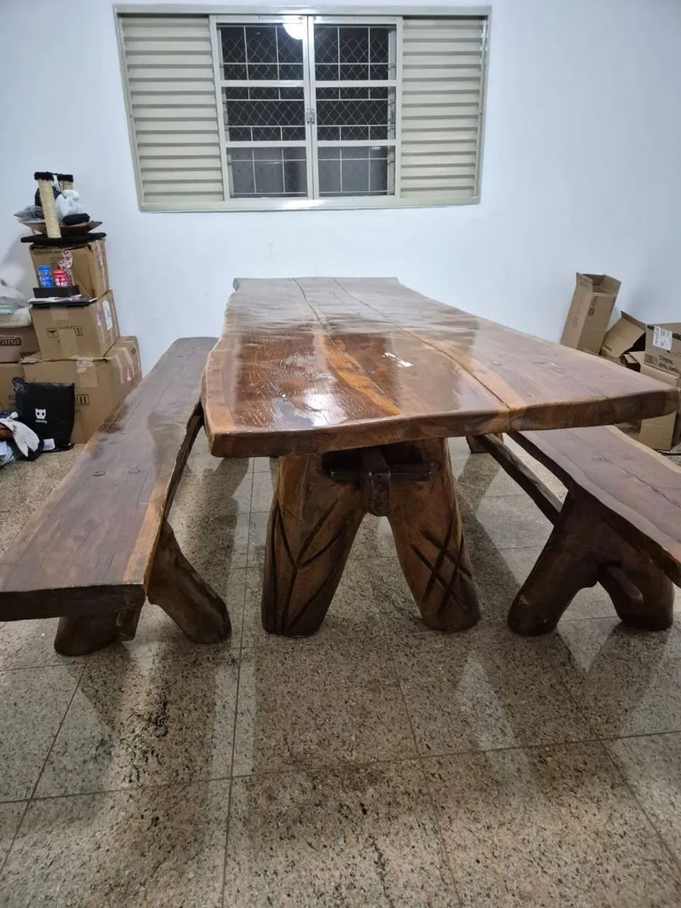 Mesa de madeira maciça 