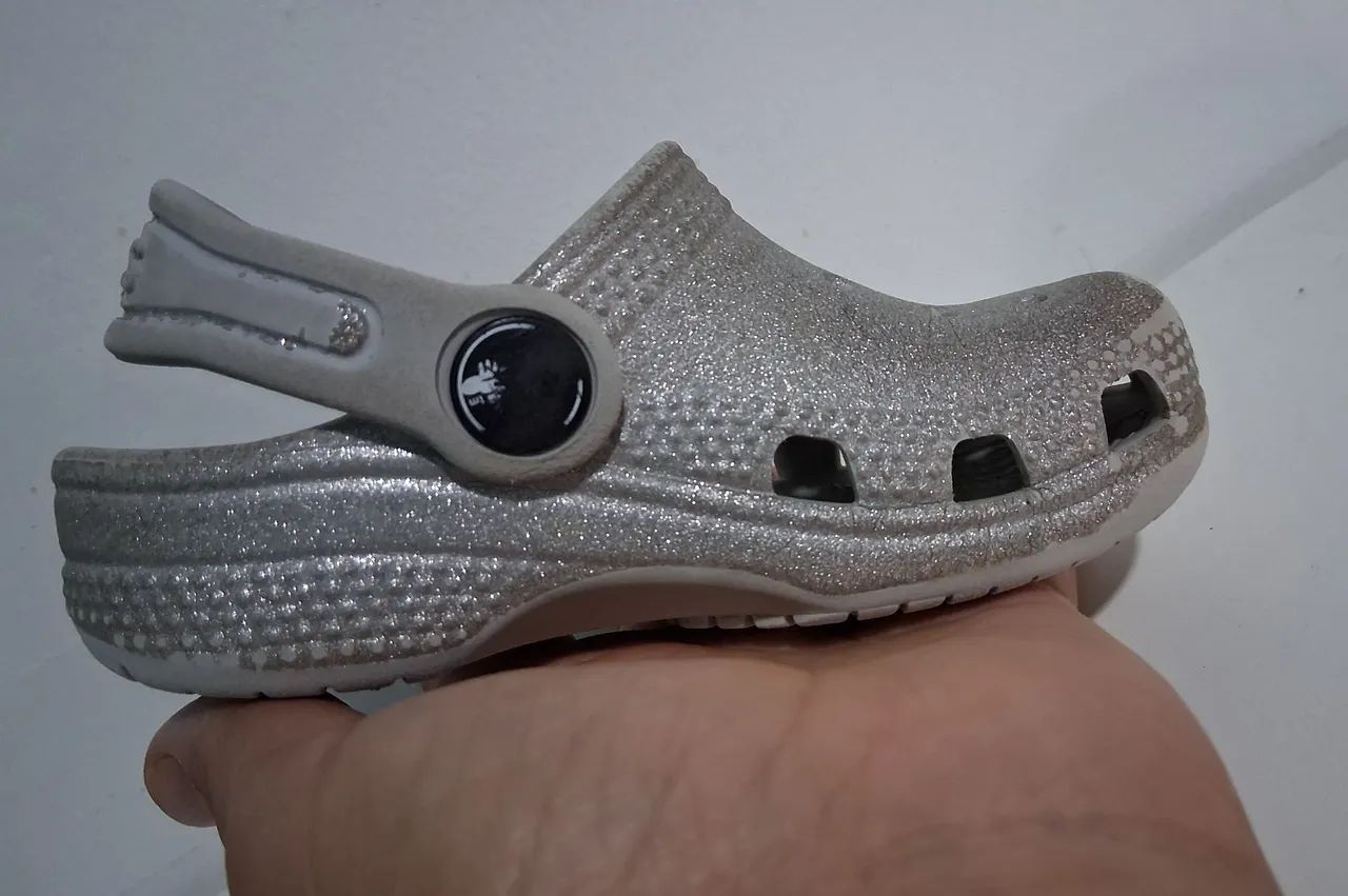 Crocs classic glitter clog infantil silver - Cinza - Foto 2