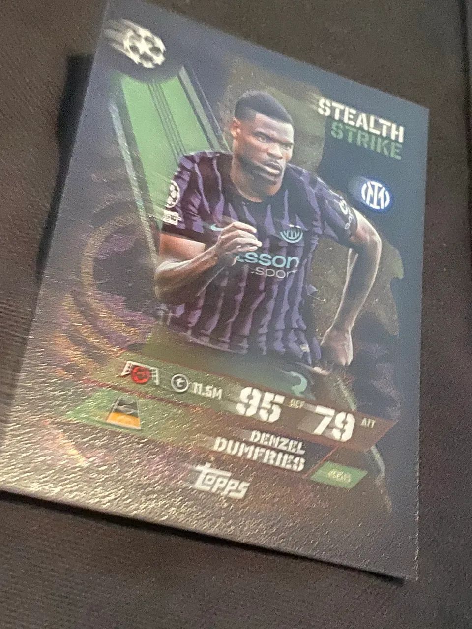 Card Denzel Dumfries Inter de Milão Stealth Strike Topps - Foto 2