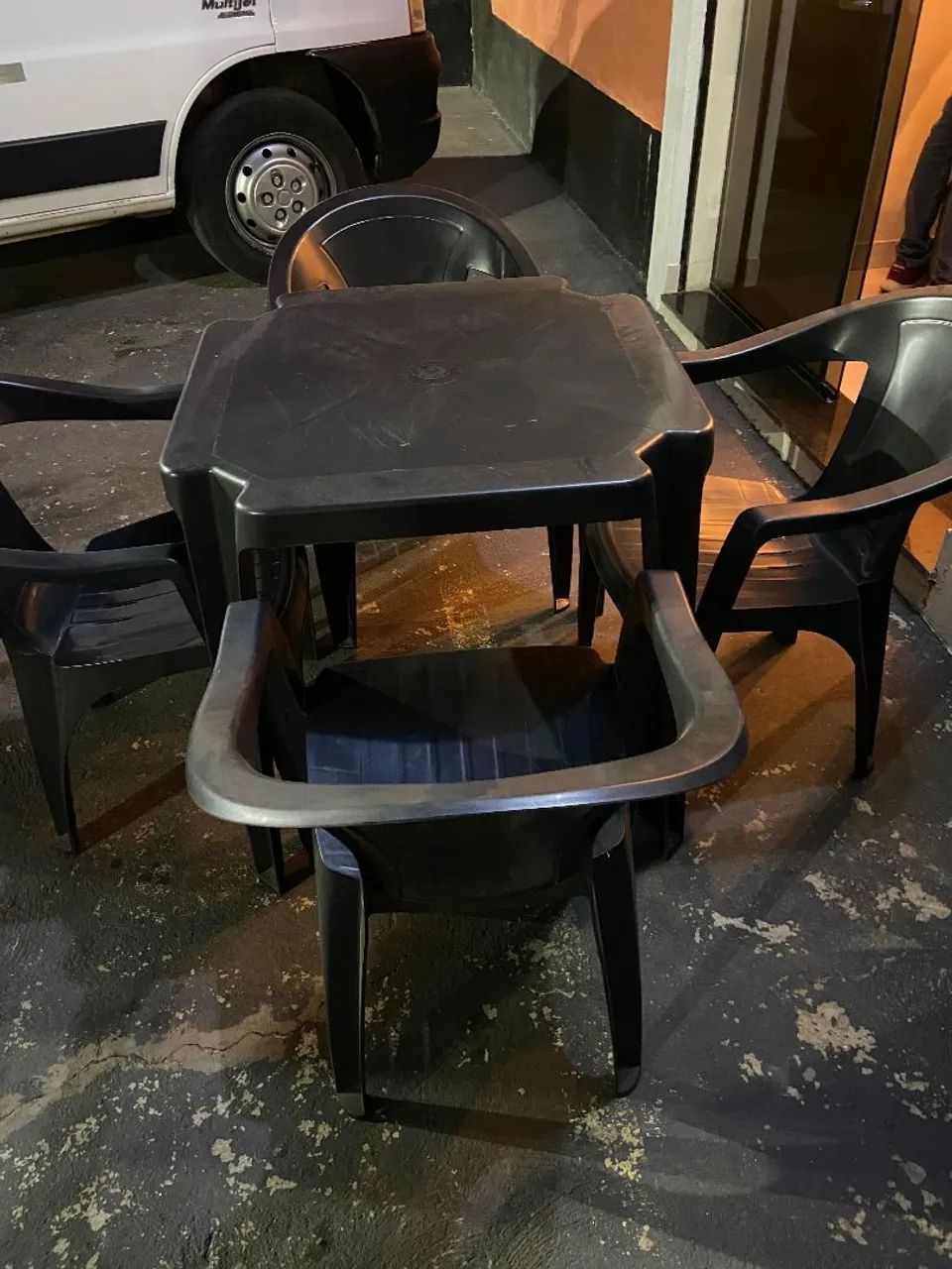 Conjunto Mesa + 4 Cadeiras Plásticas Pretas