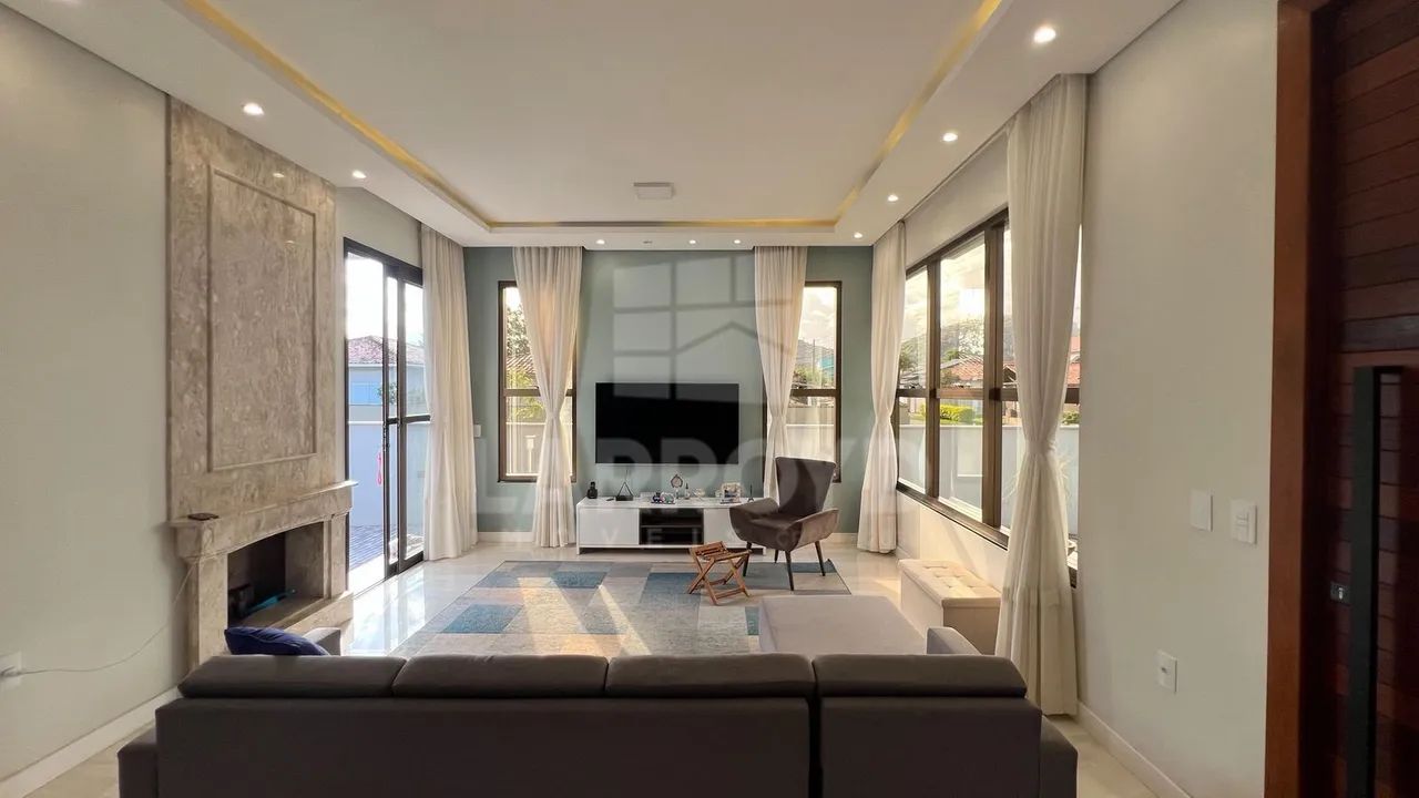 Casa mobiliada à venda com edícula e lareira