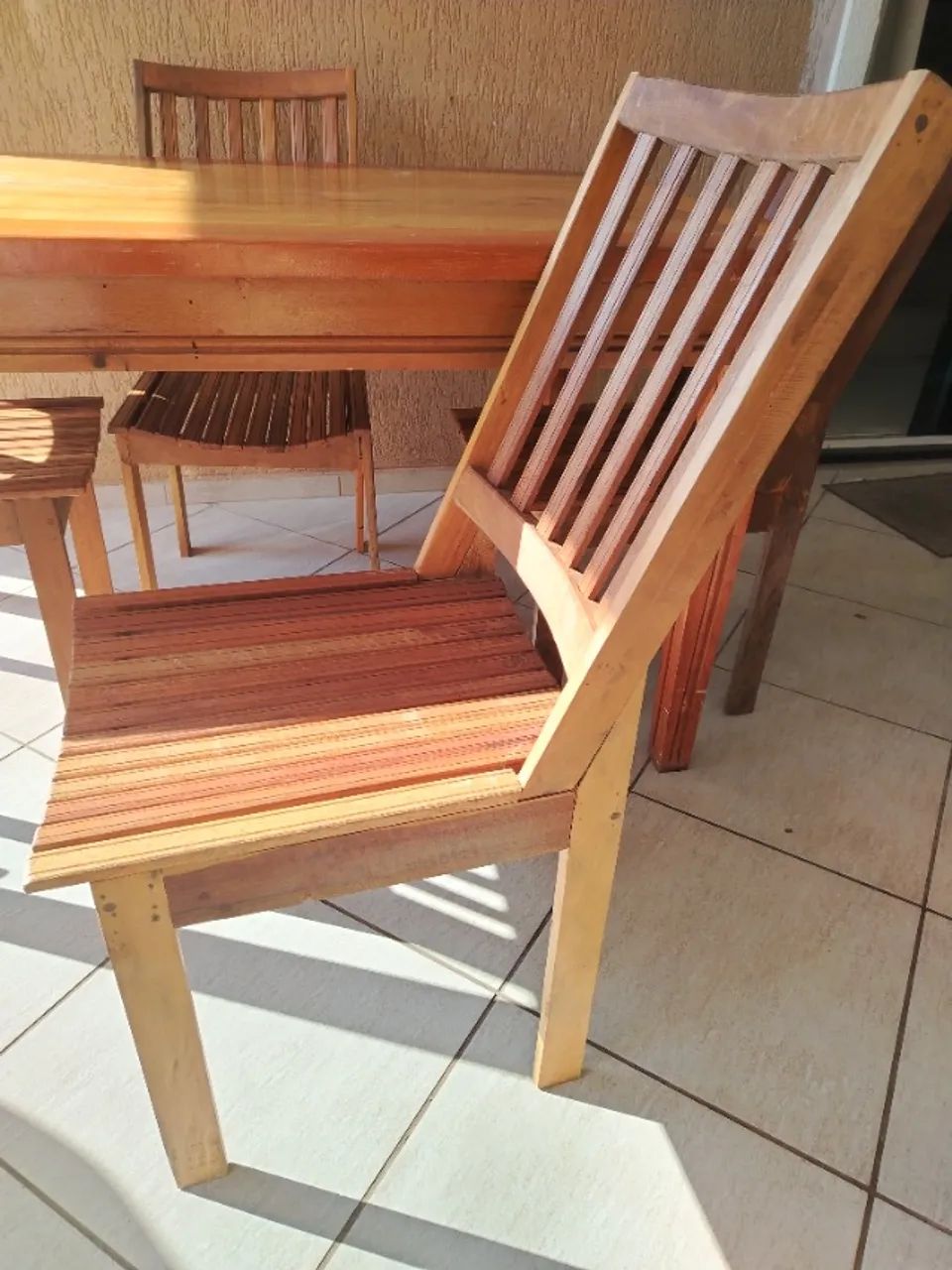 Mesa de Madeira com 4 cadeiras  - Foto 5