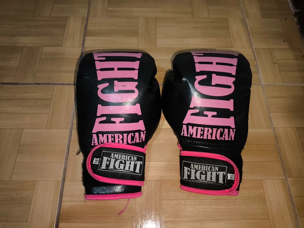 par de luvas de boxe rosa
