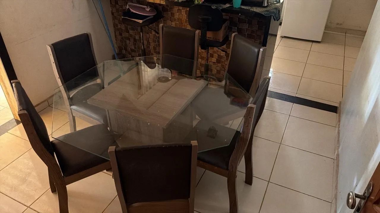 Mesa de Vidro com 6 cadeiras 