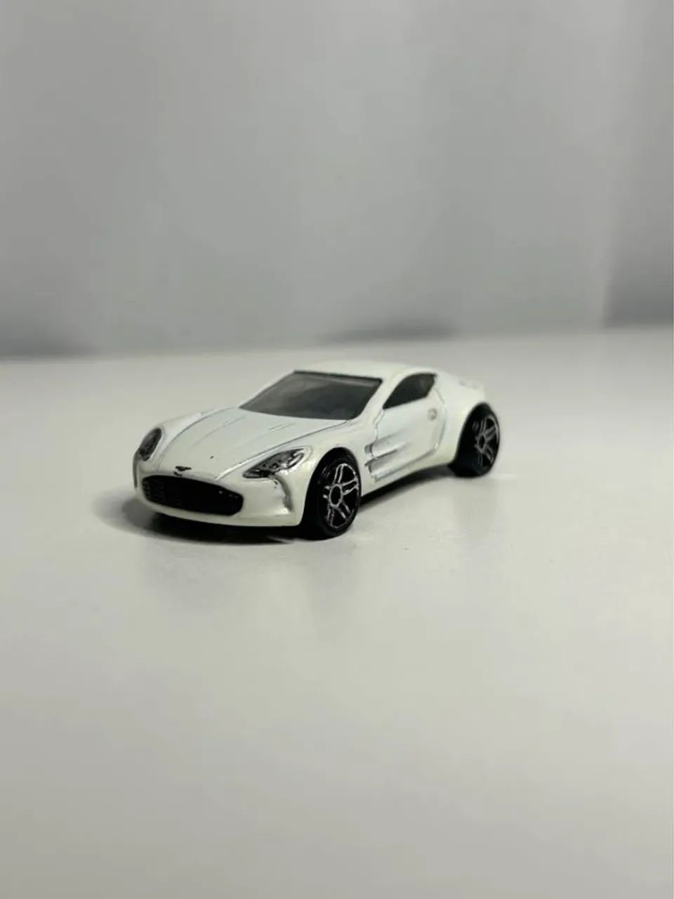 Hot Wheels Aston Martin One-77 - Branco Perolado - Loose (2012)