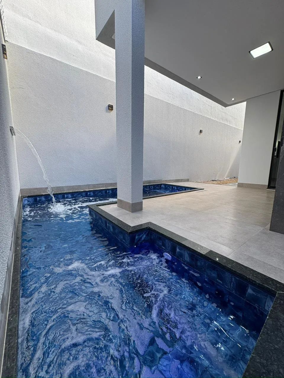 Casa com três quartos, excelente localização, perto de tudo que você precisa com praticida - Foto 4