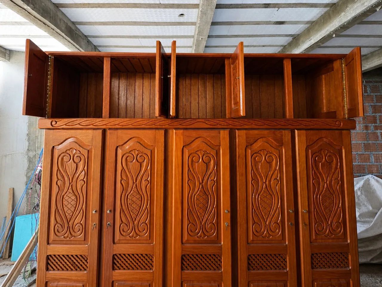 GUARDA ROUPAS GRANDE DE MADEIRA MACIÇA  - Foto 4