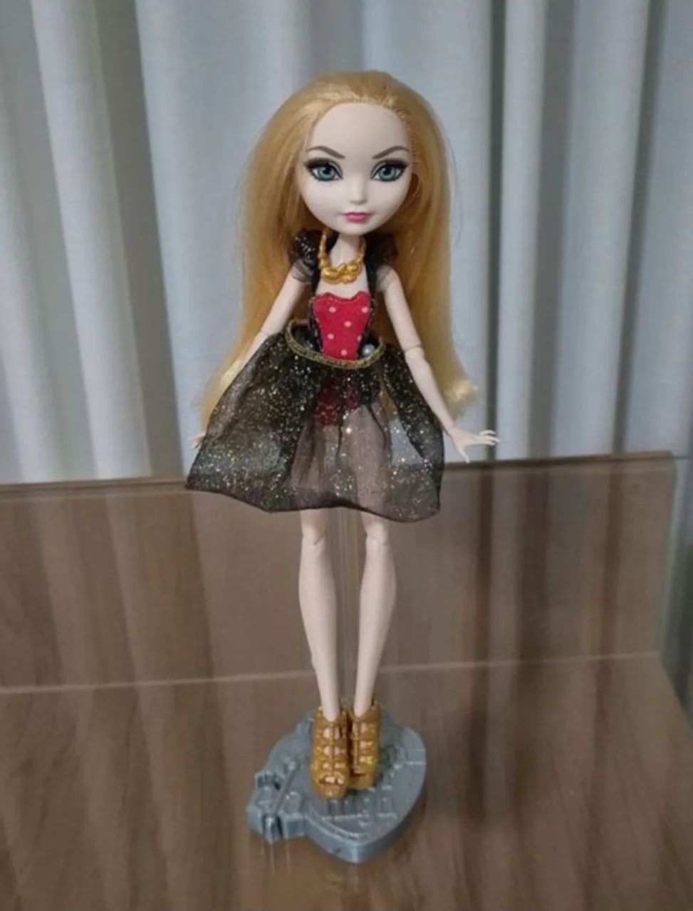 Boneca Ever After High Apple White Mirror Beach