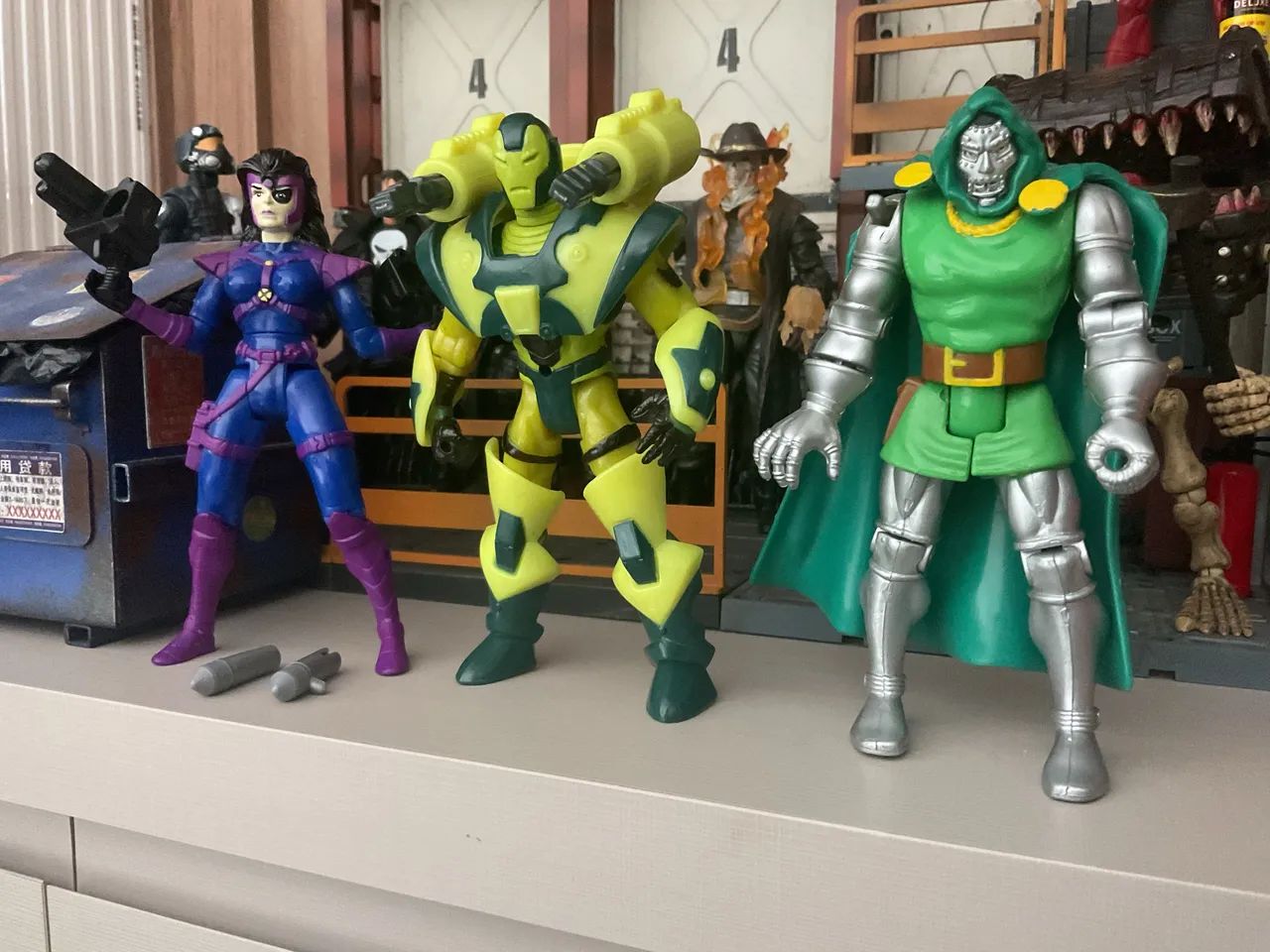 Pre Marvel Legends Domino, Iron Man e Dr Doom - Foto 2