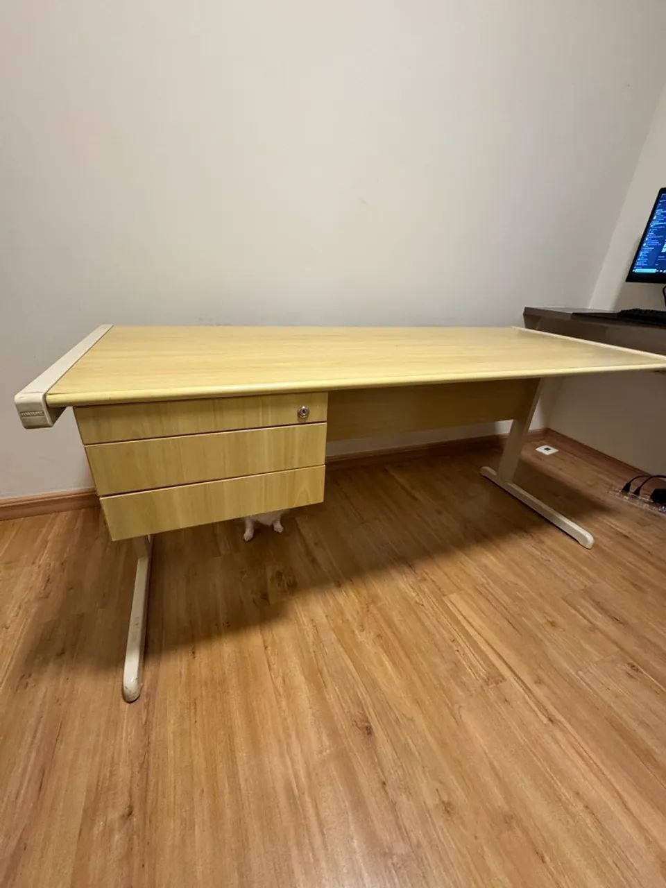 Mesa de escritório com gavetas