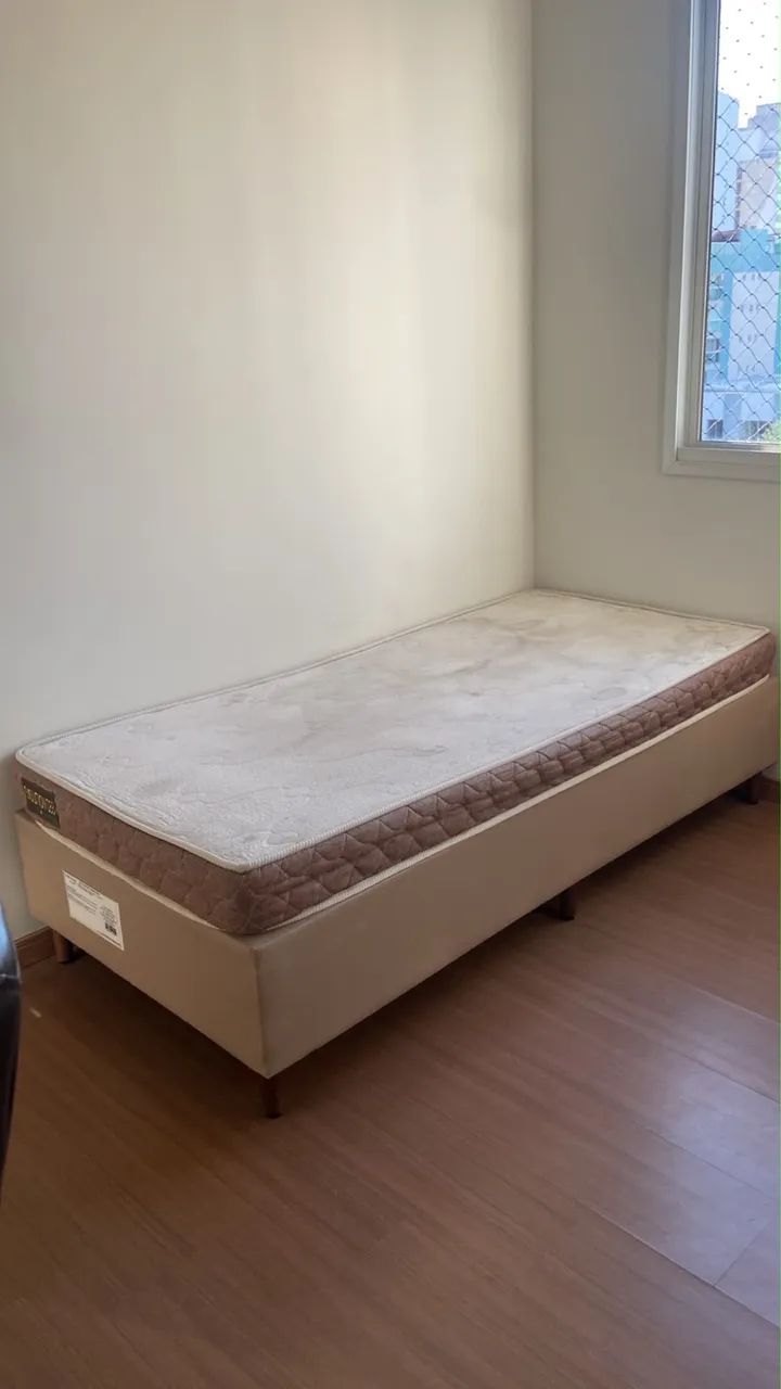 Cama com colchão de solteiro