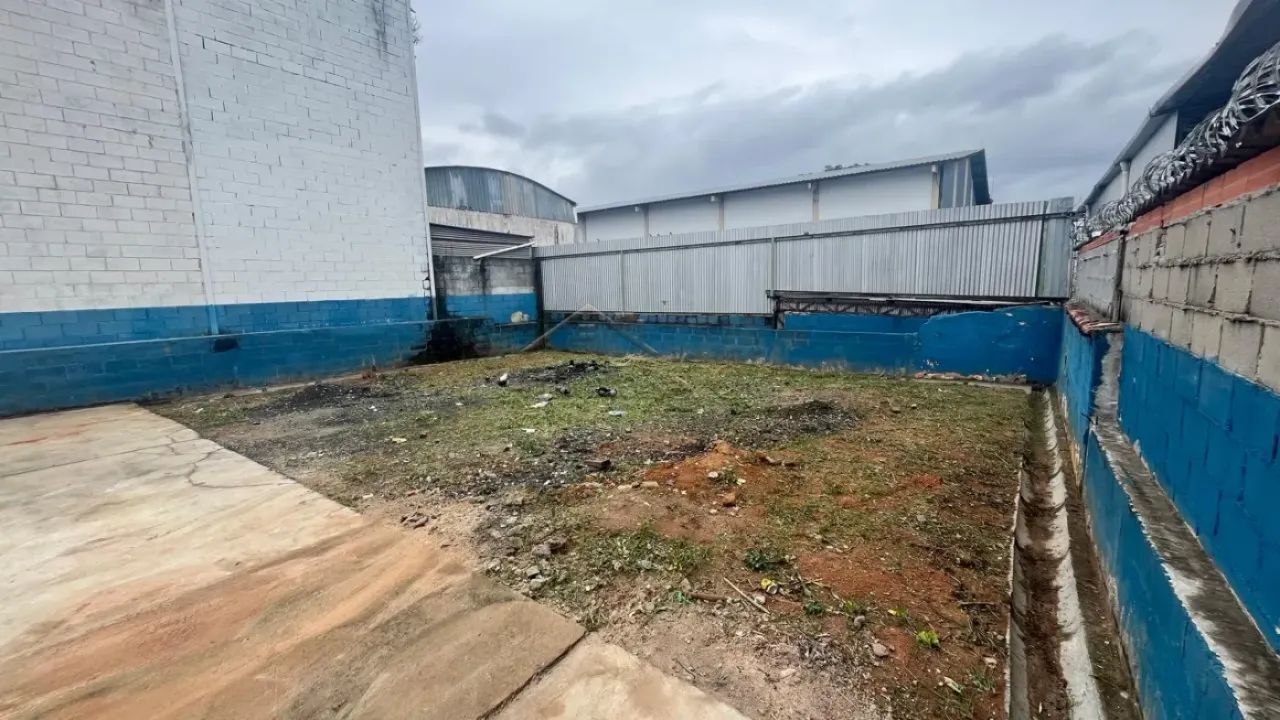 Terreno Comercial com 450 m² e Estrutura de Apoio - Foto 6