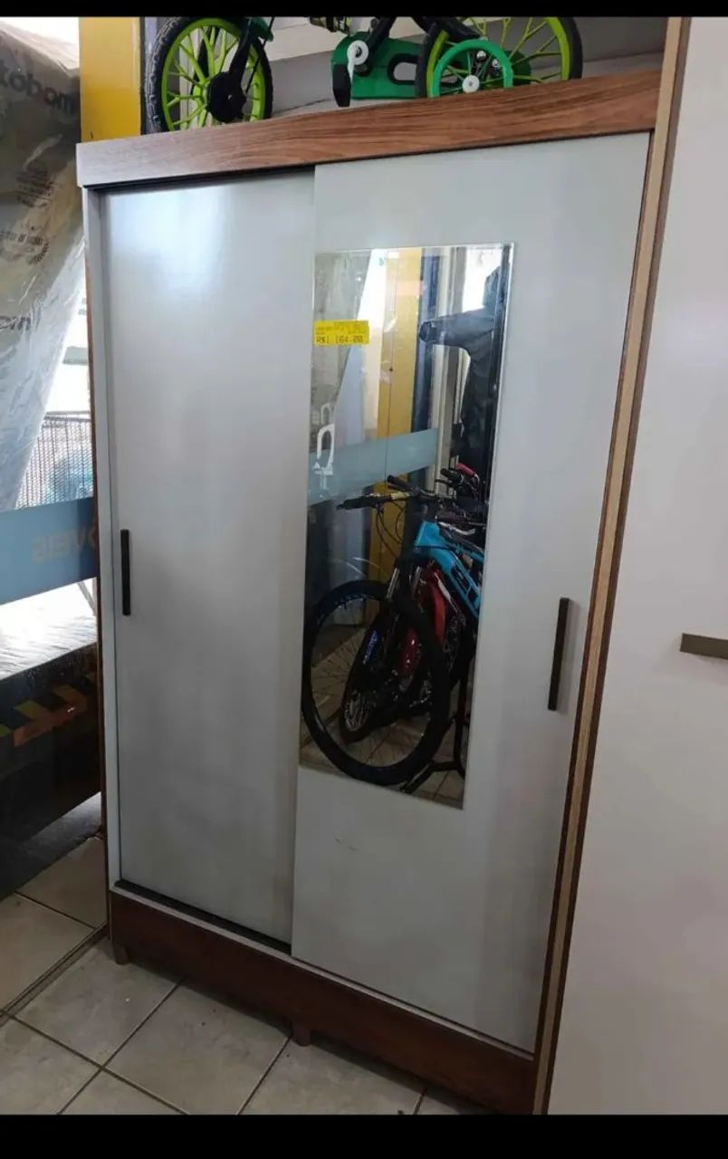 Guarda roupa de solteiro R$850,00 portas de correr  - Foto 2