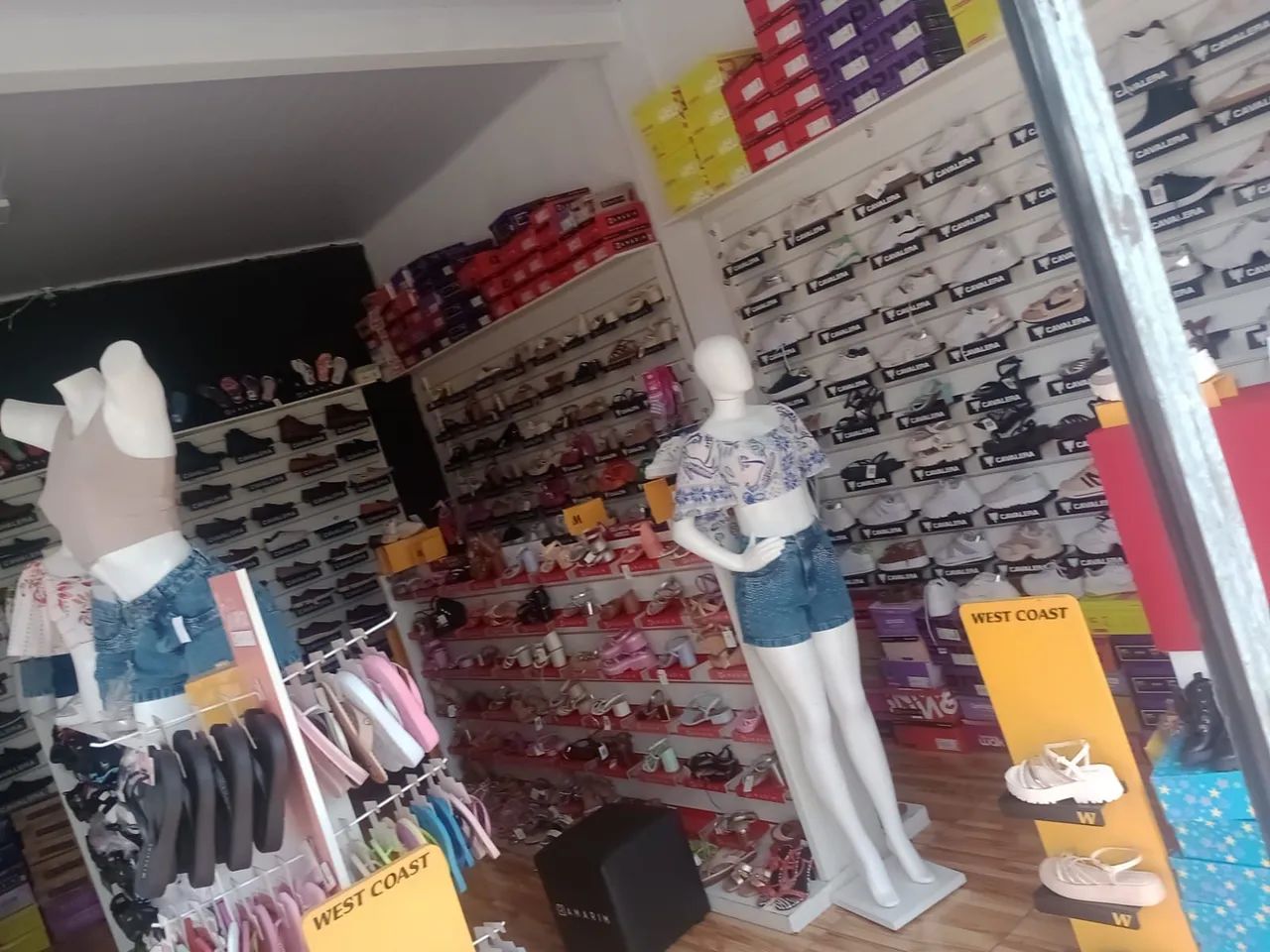 Vendo uma linda loja de calçados 