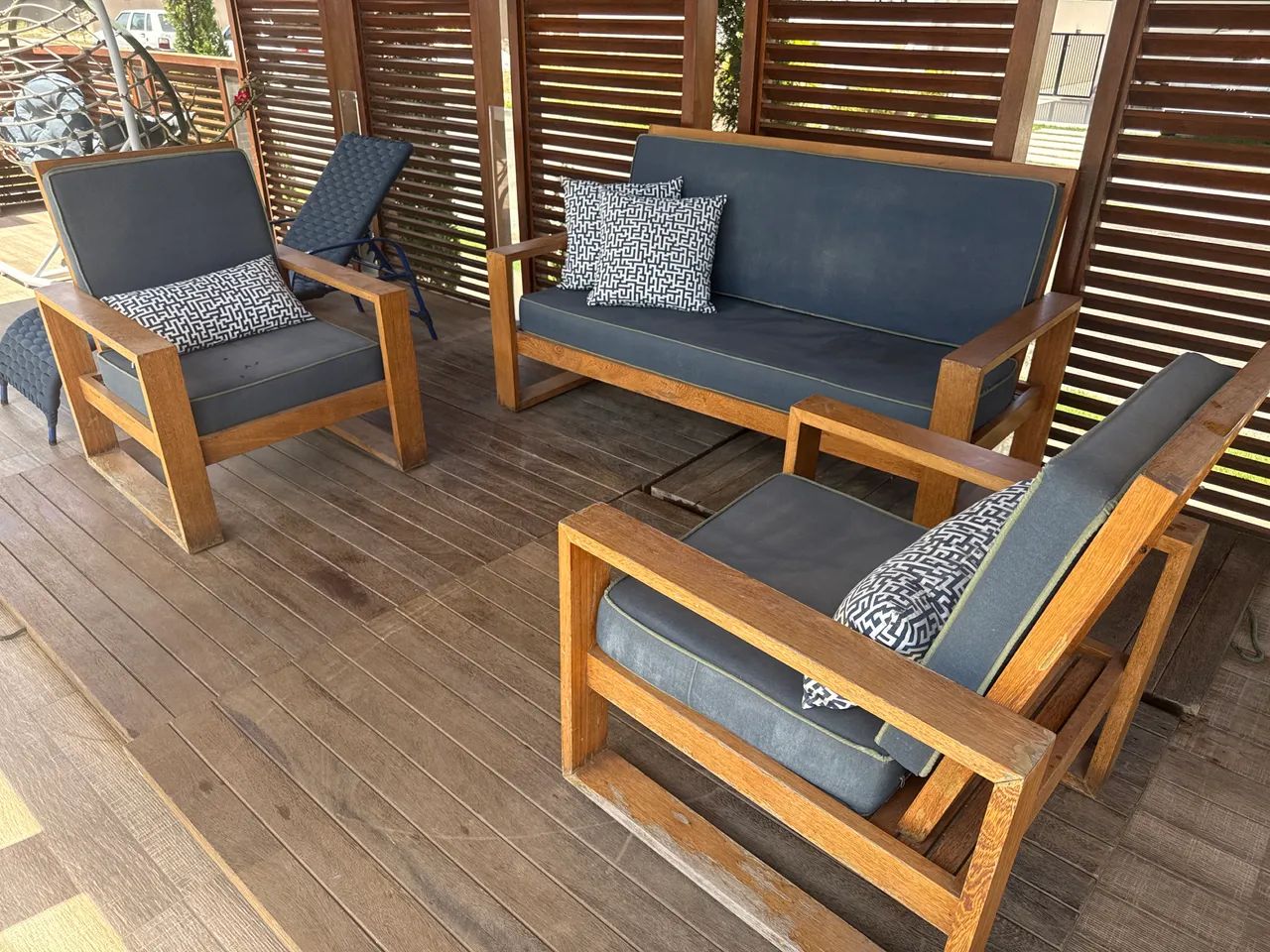 Sofá de madeira maciça Angelin pedra