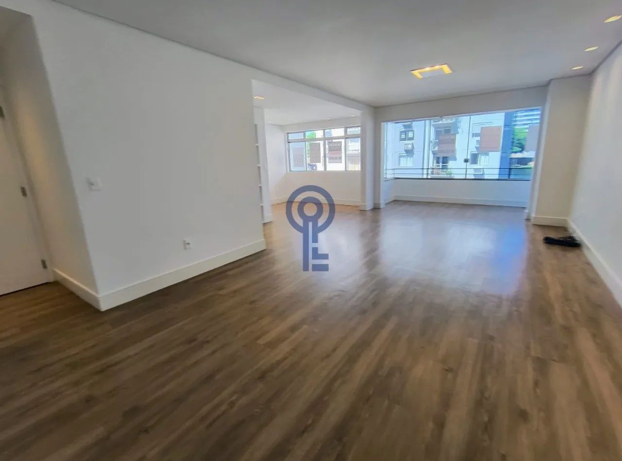 Apartamento com 3 dormitórios no Centro