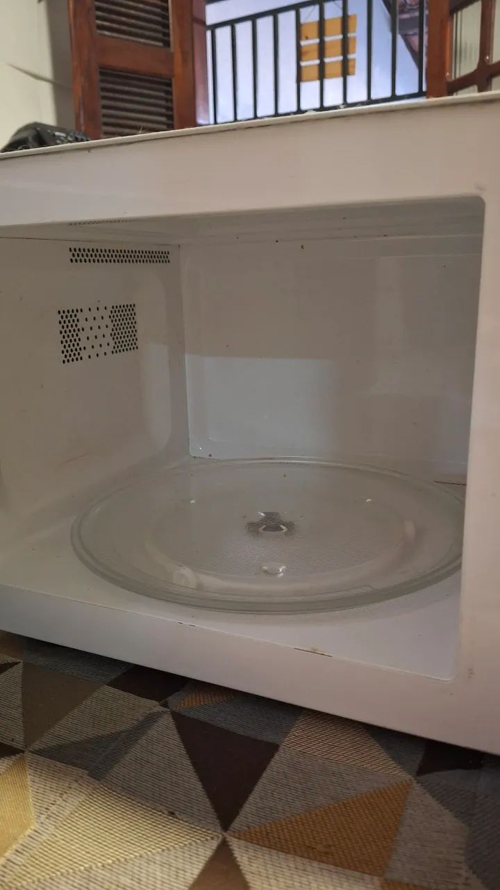 Microondas Eletrolux retirar peças - Foto 3