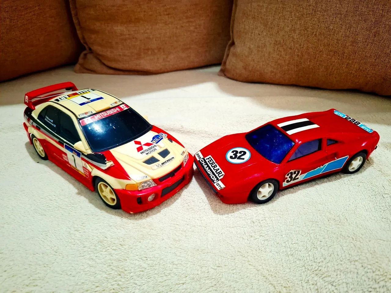 Miniatura Mitsubishi e Ferrari de plástico!
