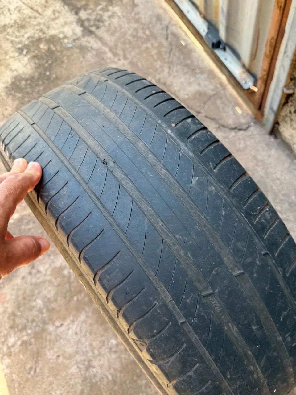Pneu  michelin 216/50/17 - Foto 2