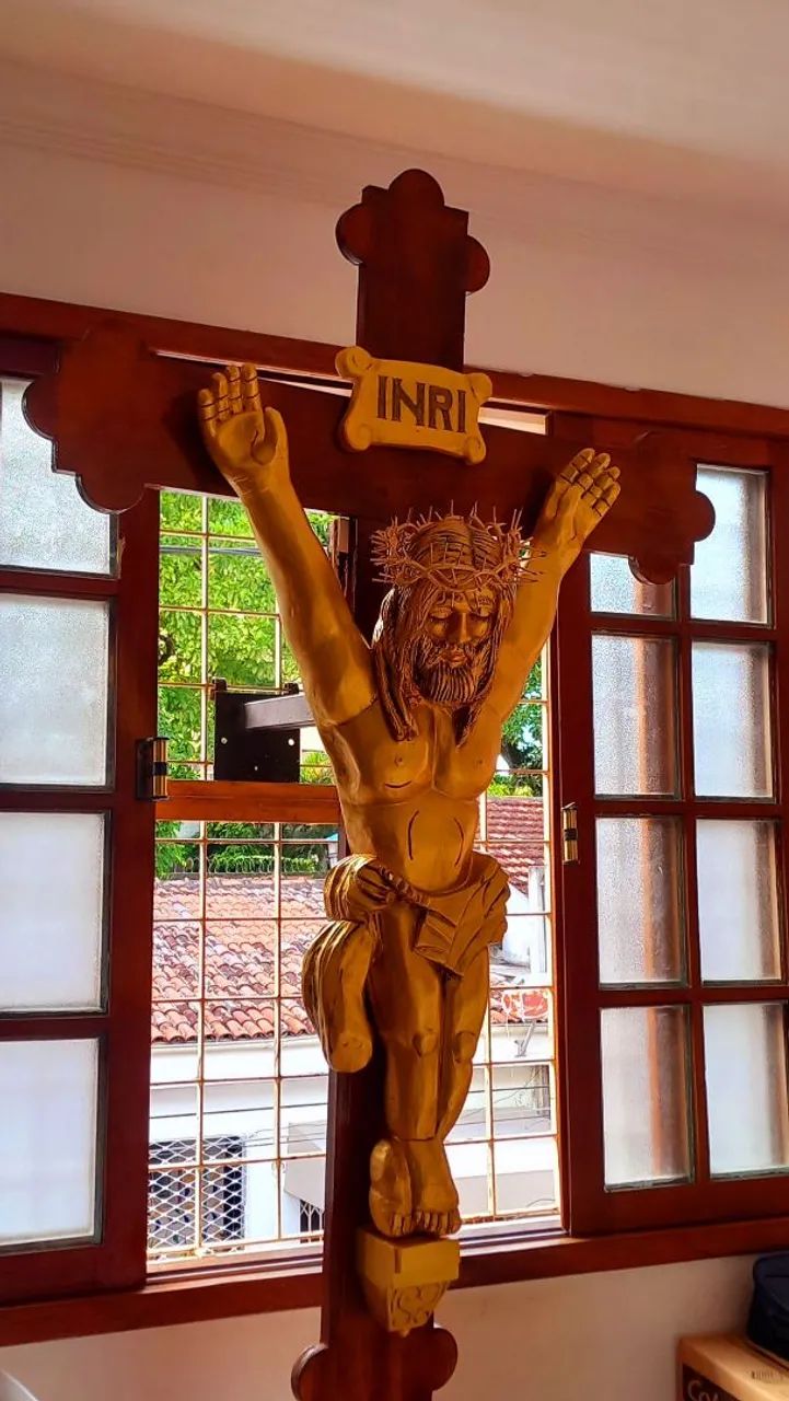 CRUCIFIXO EM MADEIRA