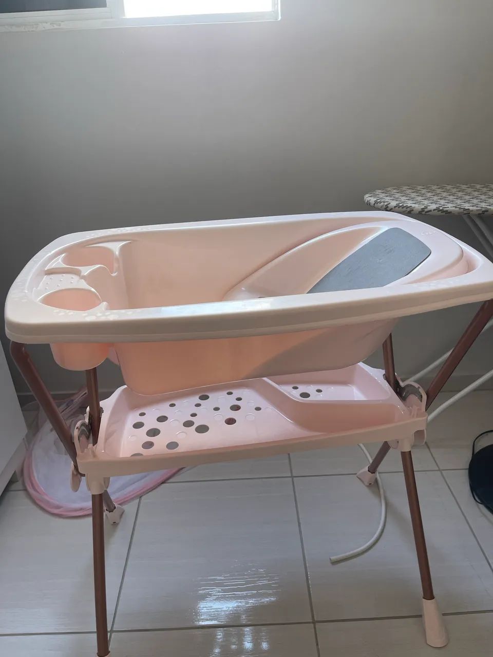 Banheira de bebê feminina com suporte 