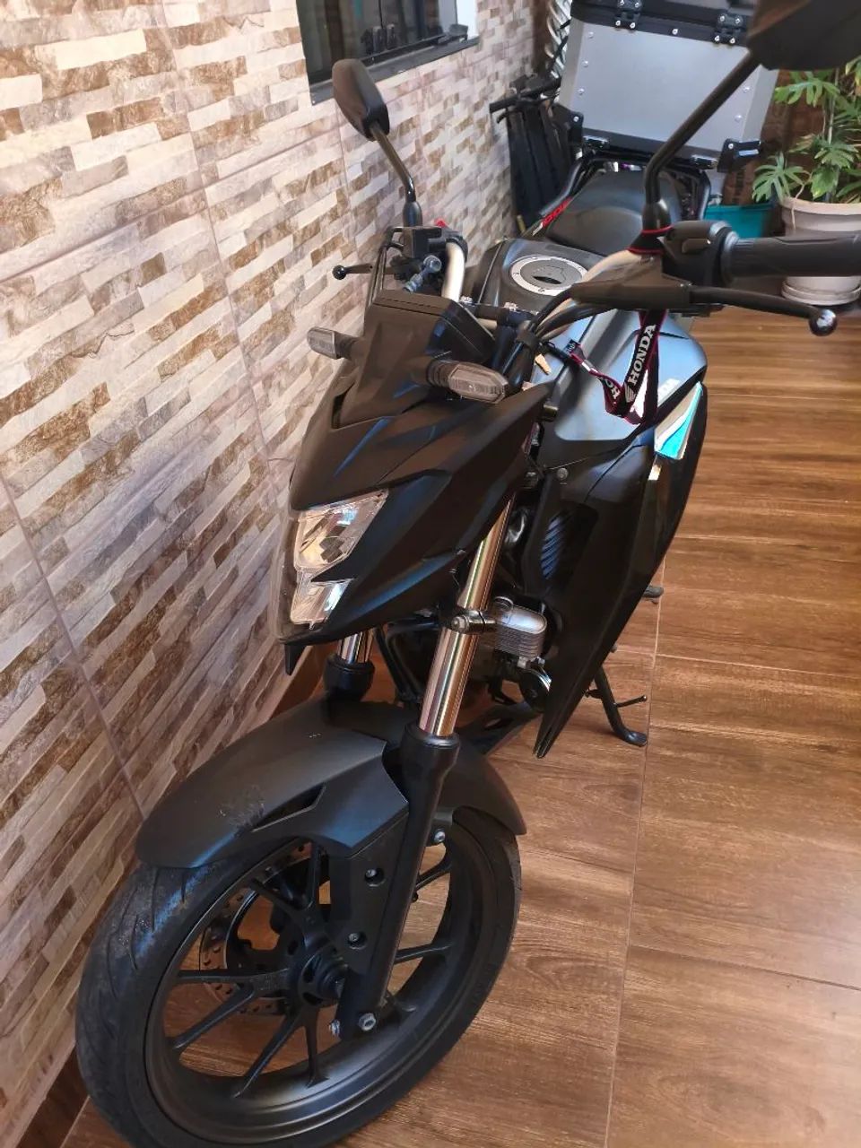 Vendo cb 300f com km baixo