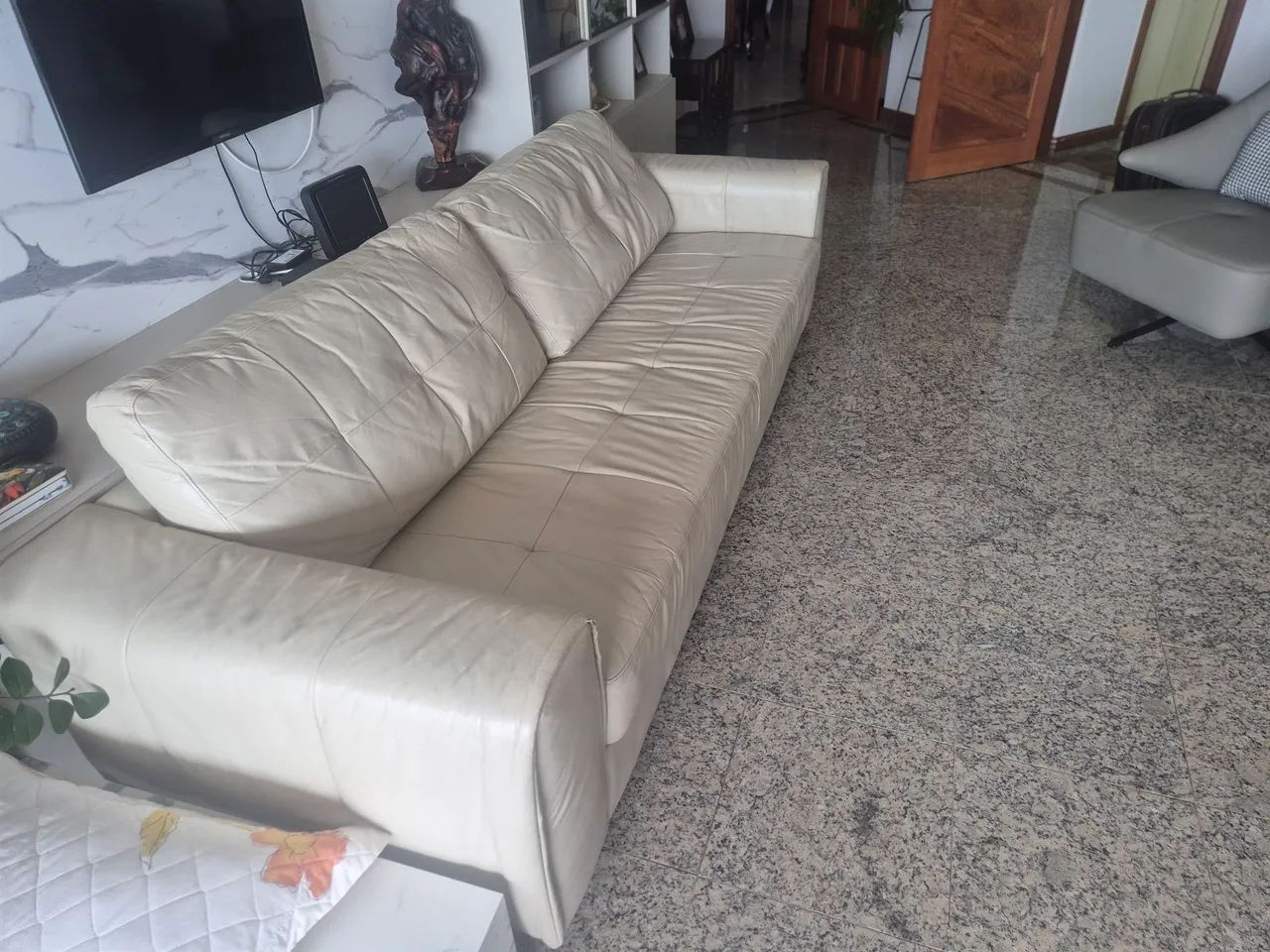 Sofá de couro legítimo em ótimo estado! - Foto 2